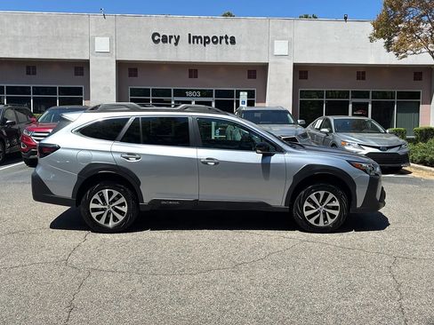 Used 2023 Subaru Outback Premium image 4