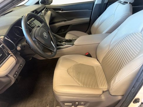 Used 2018 Toyota Camry SE w/ Moonroof Package FWD image 11