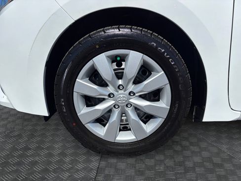 Used 2015 Toyota Corolla LE FWD image 9