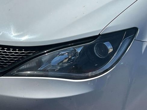 Used 2020 Chrysler Pacifica Touring w/ S Appearance Package FWD image 9