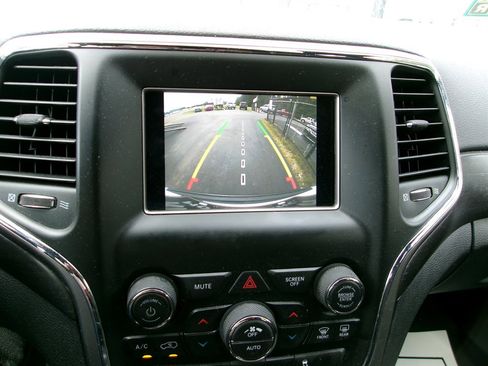 Used 2018 Jeep Grand Cherokee Laredo image 18