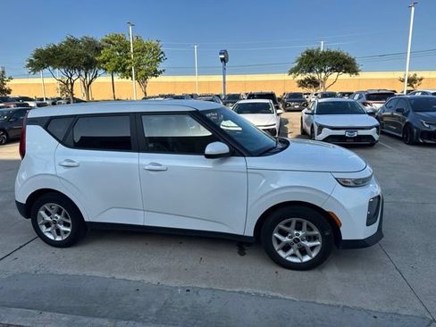 Certified 2022 Kia Soul LX w/ Technology Package FWD image 3