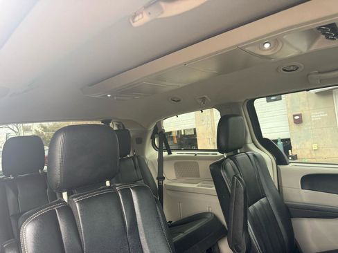 Used 2015 Chrysler Town & Country Touring image 56