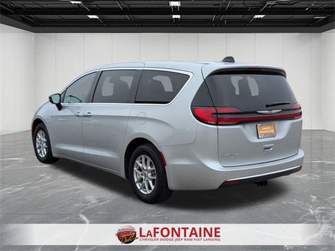 Certified 2024 Chrysler Pacifica Touring-L image 3