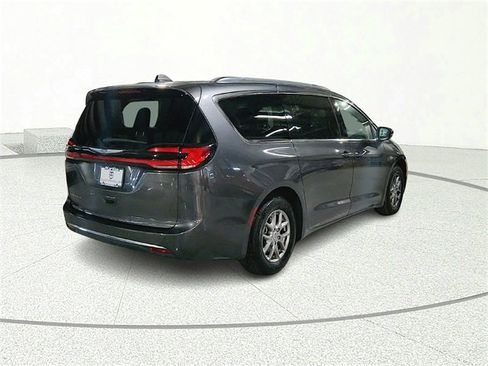 Used 2021 Chrysler Pacifica Touring w/ Uconnect Theater Family Group image 4