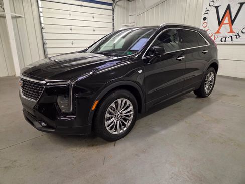 Used 2025 Cadillac XT4 Premium Luxury image 2