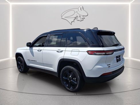 Used 2023 Jeep Grand Cherokee Limited w/ Luxury Tech Group II AWD/4WD image 3