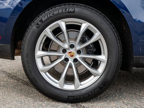 Used 2025 Porsche Macan AWD/4WD image 18