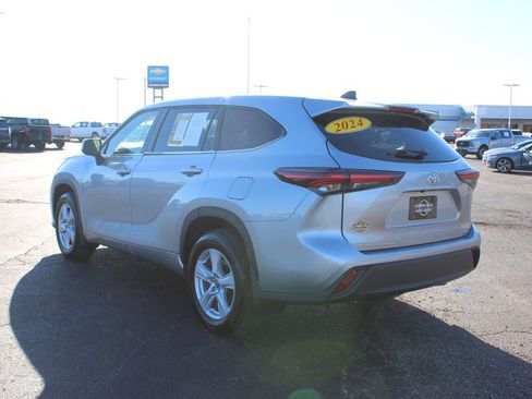 Used 2024 Toyota Highlander LE AWD/4WD image 7