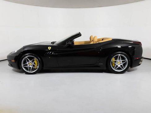Used 2011 Ferrari California image 3
