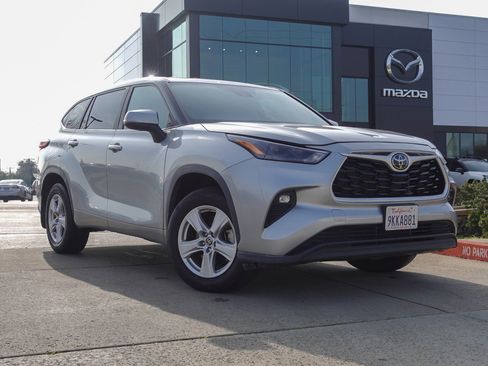 Used 2024 Toyota Highlander LE image 1