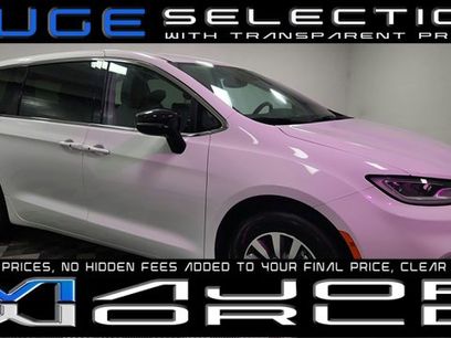 Used 2024 Chrysler Pacifica Select