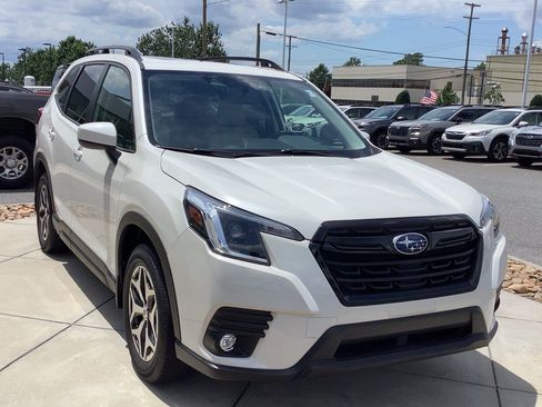 Used 2024 Subaru Forester Premium AWD/4WD image 3