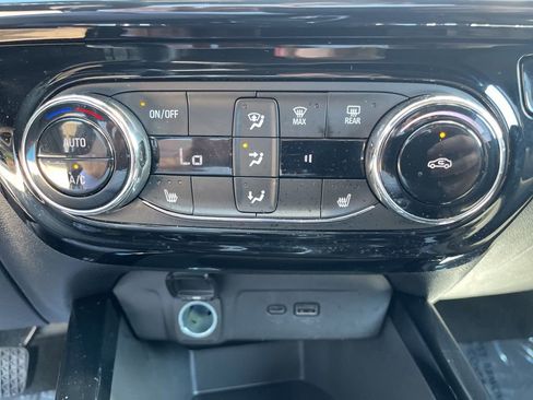 Used 2025 Chevrolet Trax RS FWD image 12