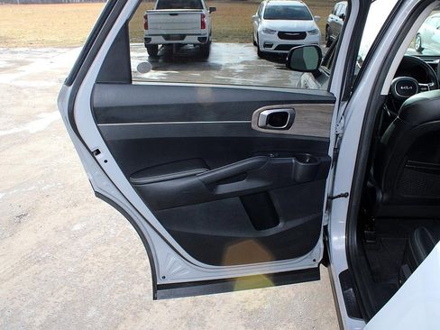 Used 2023 Kia Sorento S w/ Panoramic Sunroof Package image 18