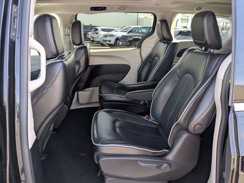 Used 2023 Chrysler Pacifica Limited FWD image 30