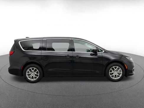 Used 2024 Chrysler Voyager LX FWD image 9
