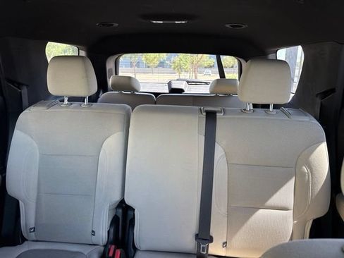 Used 2022 Chevrolet Traverse LS FWD image 13