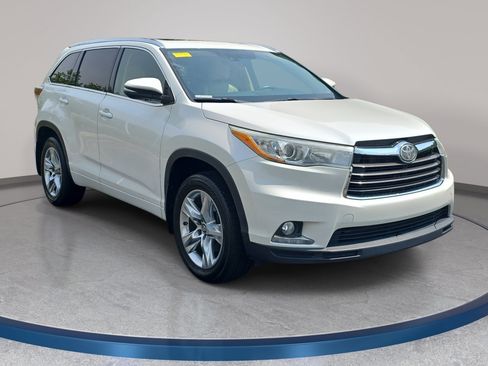 Used 2016 Toyota Highlander Limited w/ Driver Technology Package AWD/4WD image 3