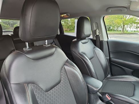 Used 2018 Jeep Compass Latitude FWD image 12