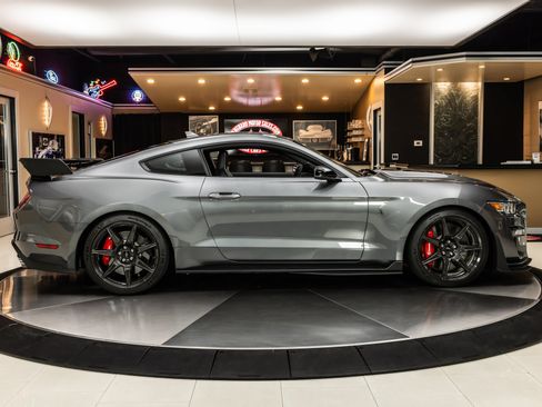 Used 2022 Ford Mustang Shelby GT500 w/ Carbon Fiber Track Pack RWD image 10