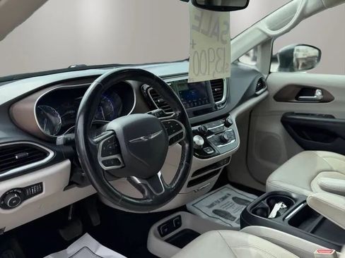 Used 2019 Chrysler Pacifica Touring-L FWD image 10