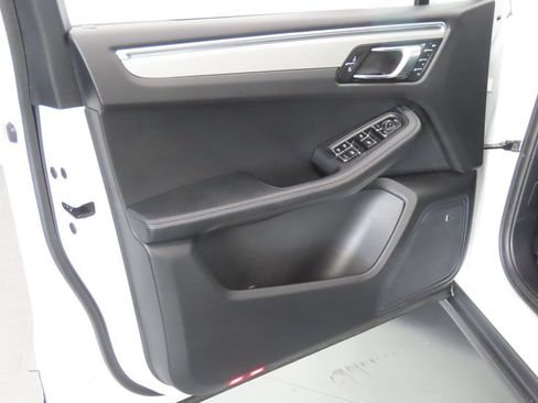 Certified 2026 Porsche Macan AWD/4WD image 35