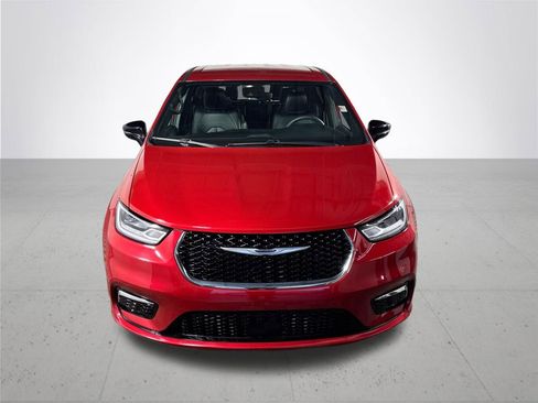 Used 2025 Chrysler Pacifica Select image 3