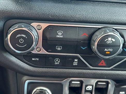 Certified 2025 Jeep Gladiator Mojave AWD/4WD image 35