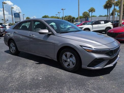 Certified 2025 Hyundai Elantra SE FWD image 2