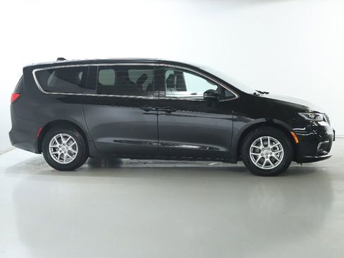 Used 2024 Chrysler Pacifica Touring-L FWD image 11