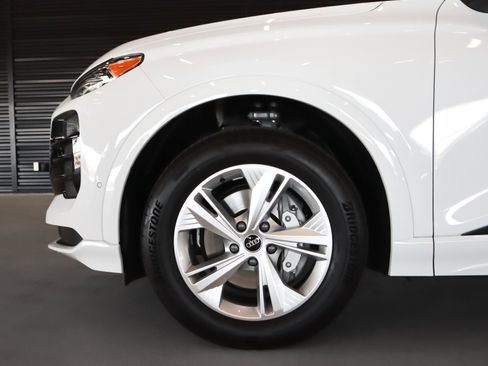 Used 2025 Audi Q6 e-tron Premium w/ Convenience Package RWD image 5
