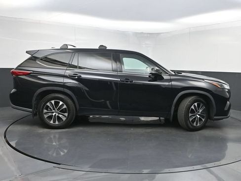Used 2022 Toyota Highlander XLE AWD/4WD image 2