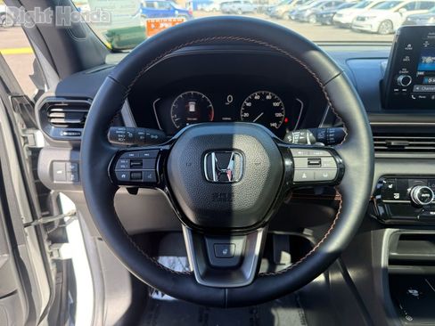 Used 2025 Honda Pilot TrailSport image 17