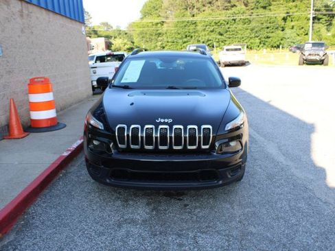 Used 2017 Jeep Cherokee Sport FWD image 2
