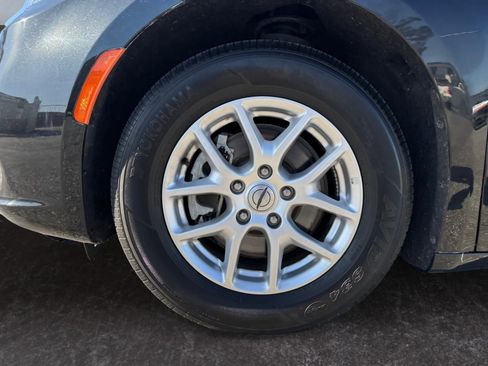 Used 2023 Chrysler Pacifica Touring-L image 9