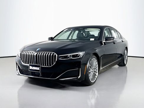 Certified 2022 BMW 740i image 3