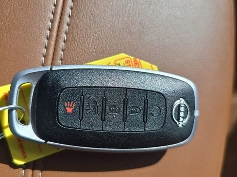 Used 2024 Nissan Pathfinder Platinum image 9