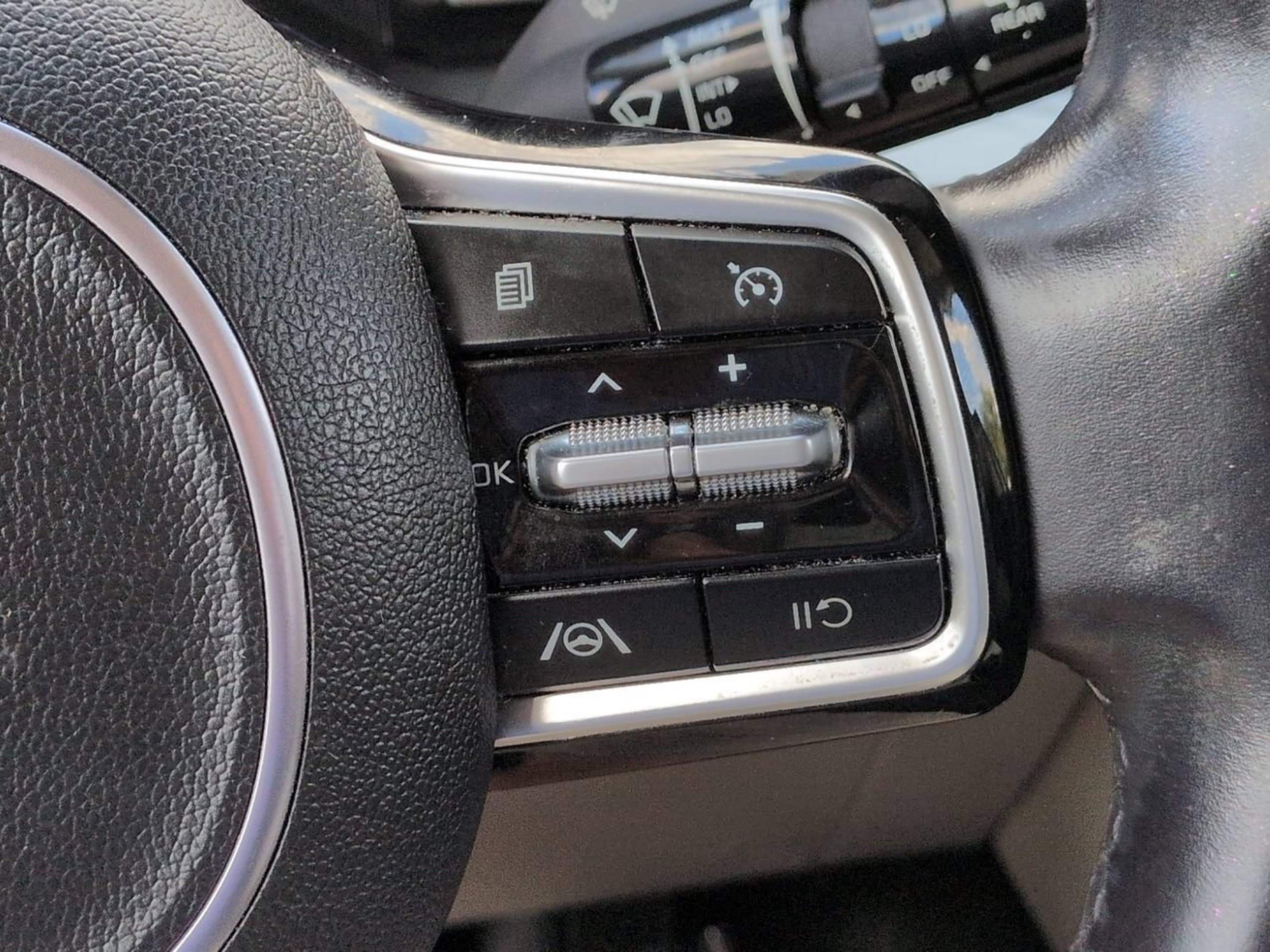 Used 2023 Kia Carnival LX FWD image 31