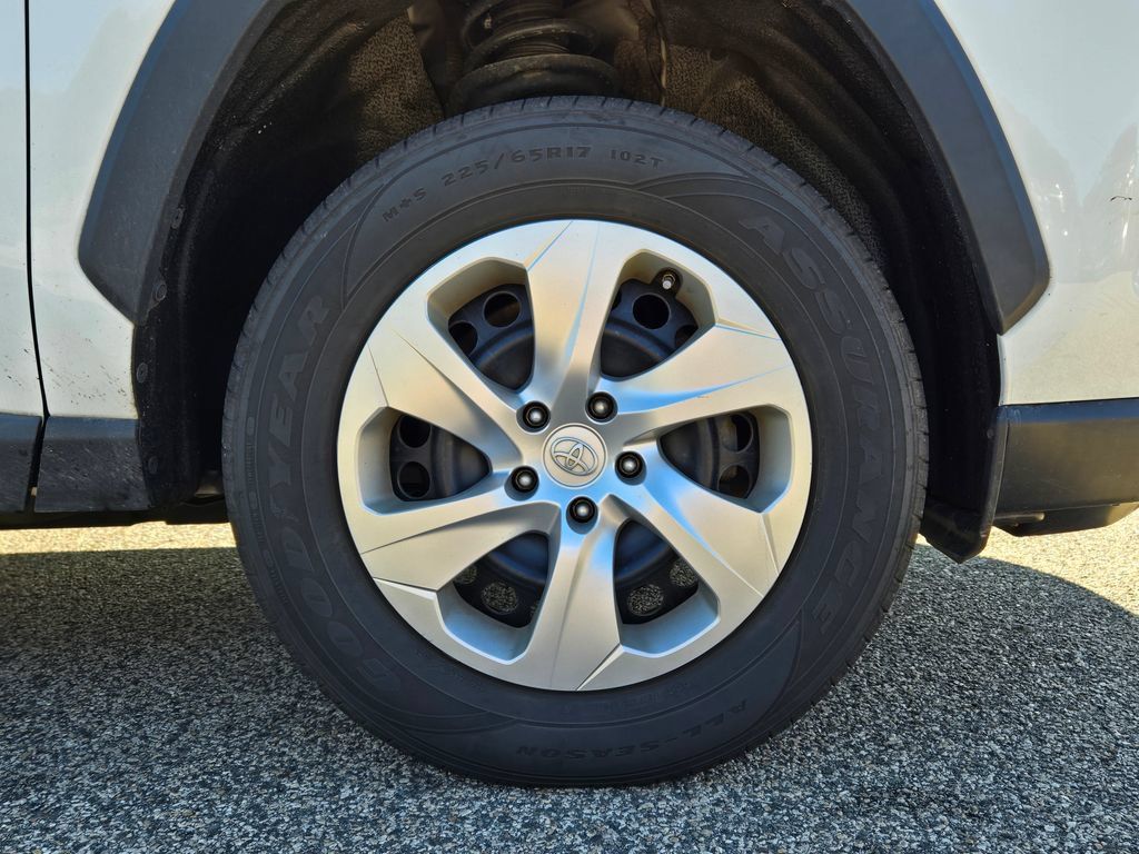 Used 2021 Toyota RAV4 LE AWD/4WD image 10