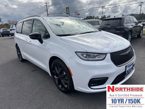 New 2026 Chrysler Pacifica Limited w/ Uconnect Theater Family Group image 3