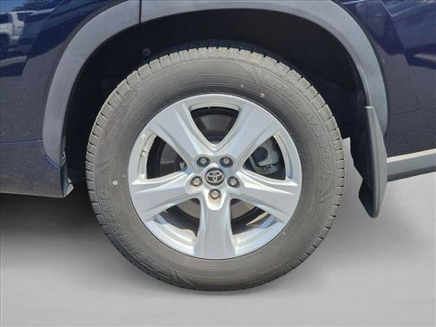Used 2021 Toyota Highlander L FWD image 21