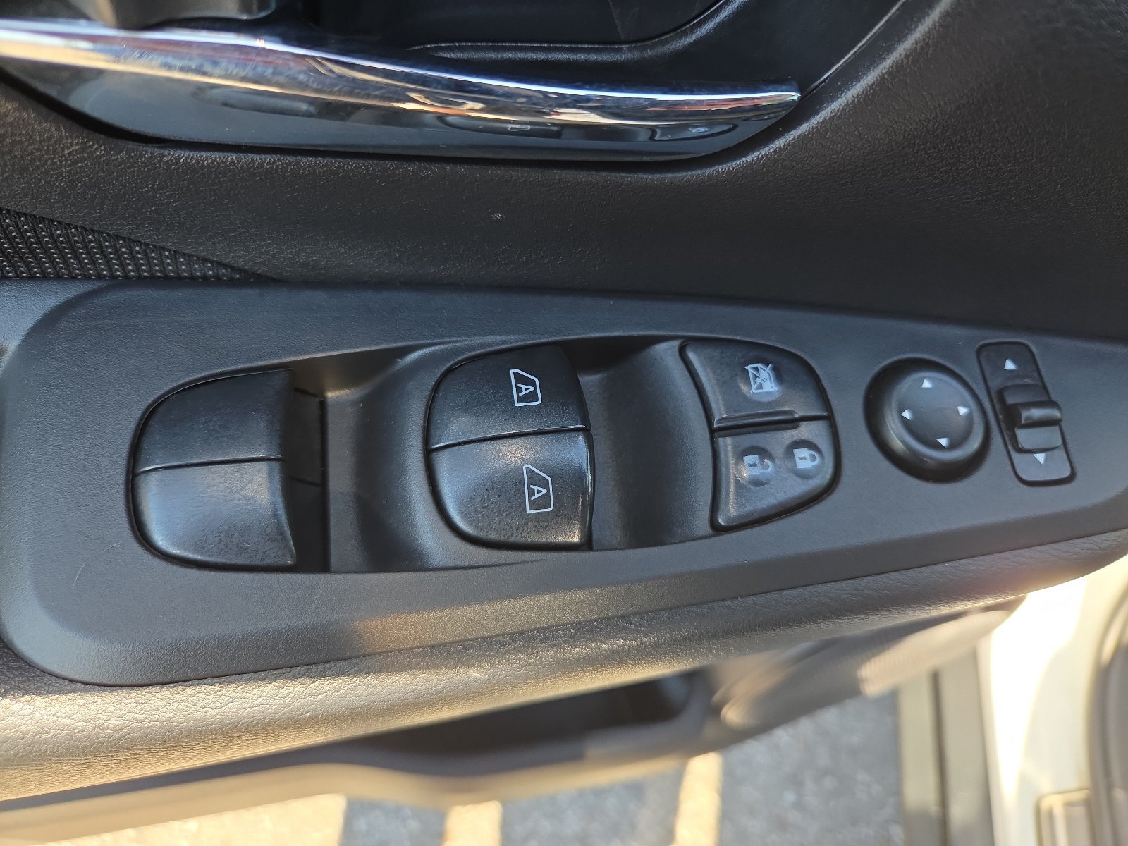 Used 2023 Nissan Kicks SV w/ Interior Electronics Package FWD image 15