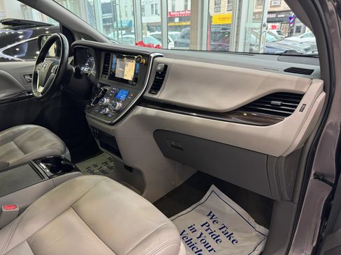 Used 2016 Toyota Sienna XLE Premium w/ Outdoor Package FWD image 32