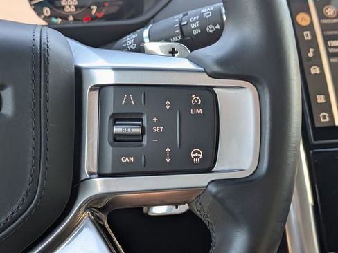 Used 2025 Land Rover Discovery Metropolitan Edition AWD/4WD image 24