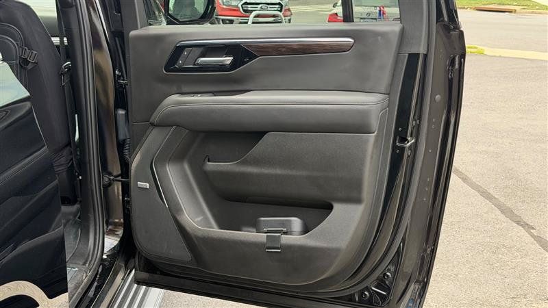 Used 2026 Chevrolet Suburban Premier RWD image 39