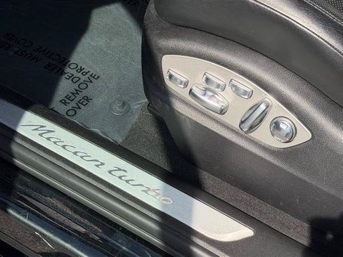 Used 2018 Porsche Macan Turbo AWD/4WD image 25