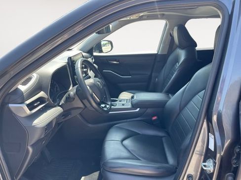 Used 2021 Toyota Highlander XLE FWD image 9
