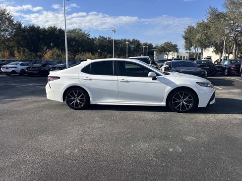 Used 2024 Toyota Camry SE image 3