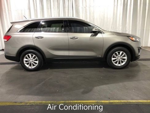 Used 2017 Kia Sorento AWD image 2